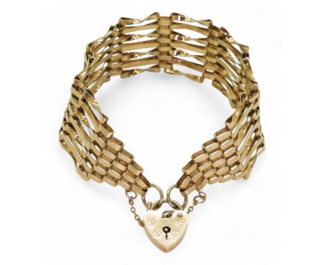 A 9ct gold gate bracelet with a heart shaped clasp. Length&nbsp; 18.5cm, weight 14gms Condition Report:Available upon request