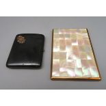 2 diverse Zigarettenetuis; 1 x Russland, um 1900/20, Gunmetall mit legiertem Monogramm in Gold, sei