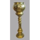 Cache-Pot auf Ständer/Blumen-Etagere, Japan, Jugendstil, um 1900, Messing, Reliefdekor von Blüten,