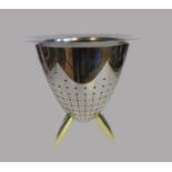 Standsieb/Flaschenkühler, Alessi, Entwurf Philippe Starck, Korpus Edelstahl, Füsse Gussmessing, sig
