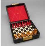 Reise-Schachspiel mit 32 holzgeschnitzten Figuren, goldgeprägtes Lederetui, 5 x 13,5 x 13 cm.