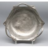 Hexagonale Schale, Jugendstil, um 1900, Zinn mit floralem und geometrischem Reliefdekor, Seiten ver
