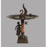Tafelaufsatz/Aufsatzschale, Messing und Zinkguss, marmorierte Säule flankiert durch junges Mädchen,
