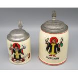 2 diverse Bierkrüge/Humpen, um 1900, Steinzeug, schauseitig mit farbiger Bemalung des Münchner Kind