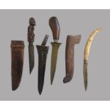 3 antike Messer, Indonesien, 19. Jahrhundert, holzgeschnitzte Griffe, l 28,5 cm.