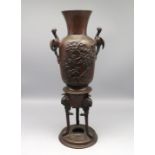 Hohe Vase/Weihrauchbrenner, Japan, Meiji Periode, 1868 - 1912, Bronze, Wandung mit floralem Reliefd