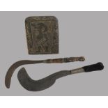 2 antike Sicheln, Indonesien, 19. Jahrhundert, 1 x holzgeschnitzte Scheide, Eisenklingen, 1 x verzi