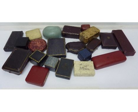 Assorted vintage ring boxes and other jewellery boxes