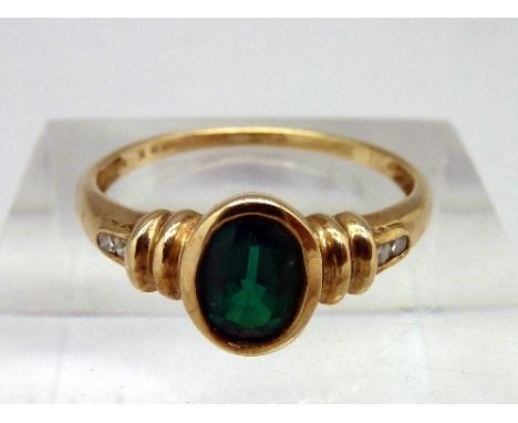 A 9ct gold and green stone ring, weight 2g, size R