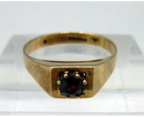 A 9ct gold and ruby ring, weight 2.1g, size O