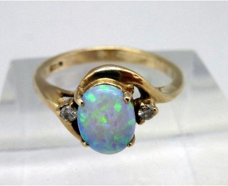 A 9ct gold and opal ring, weight 2.6g, size O