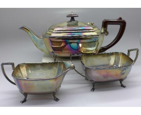 A three piece silver tea service, Sheffield 1961, weight 1221g, 39oz