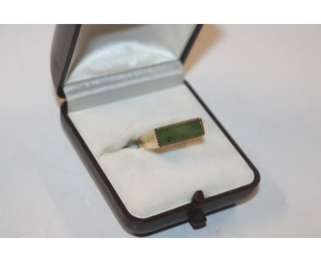 A 9ct gold ring set with Nephrite jade coloured panel, approx. 4gms ring size S