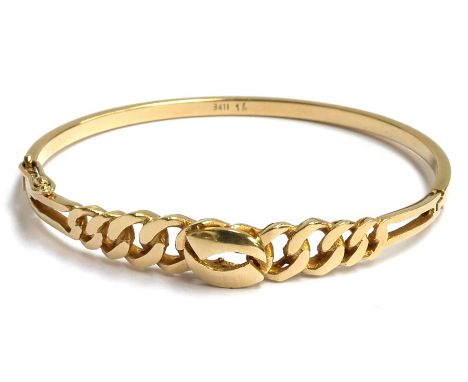 14ct (tested) hinged bangle with central curb link design, closed diameter 6cm, weight 16g
