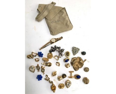 11 pairs of vintage earrings and a pair of gents cuff-links together with various items of costume jewellery and a rolled gol