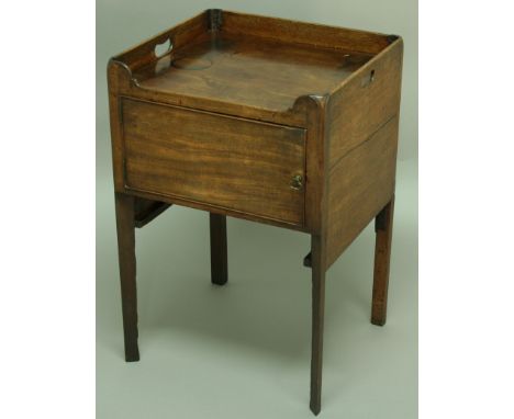 A GEORGE III MAHOGANY TRAY TOP COMMODE with single door to the front. 75cm x 50.5cm.