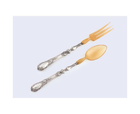 A set of salad serving cutleryFranceSilver handles of rococo decoration with horn made bowl and fork(in good condition)Comp.: