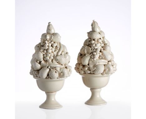 A pair of bowls with fruitsItalyMaker NOVA DI BASSANO, in white ceramic of fruits decorationMarked NOVE(in good condition)Alt