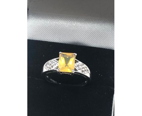 9ct white gold yellow &amp; white gemstone cocktail ring (3.4g)