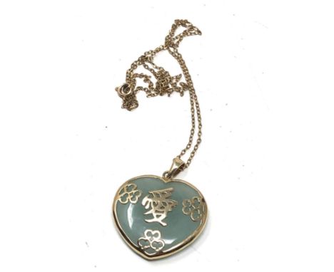 9ct gold jade heart pentant on chain (7.7g)