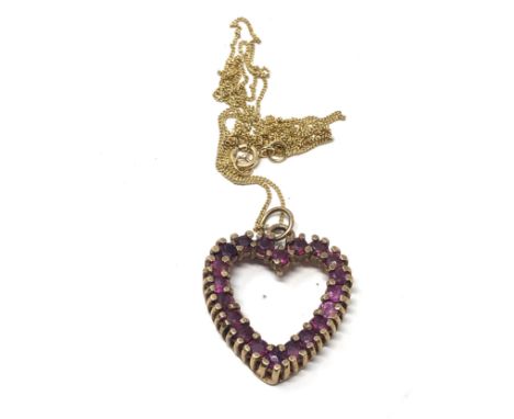 9ct gold ruby set heart pendant necklace (2.8g)