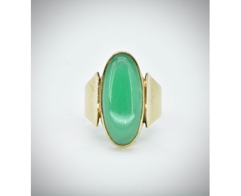 A mid century 333 / 8ct gold marked Chrysoprase cabochon ring.&nbsp; The ring set with a chrysoprase cabochon with stylised s