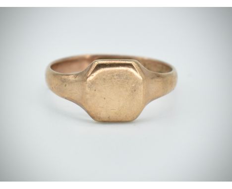 A 9ct gold / 375 hallmarked gentleman's signet ring with plain cartouche. Hallmarked for Chester 1915, date letter P. Sponsor