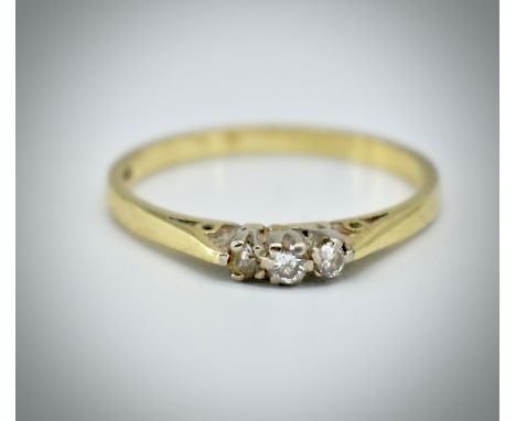 A 18ct gold London hallmarked diamond 3 stone ring. Hallmarked London with inset 3 round mix brilliant cut diamonds in prong 