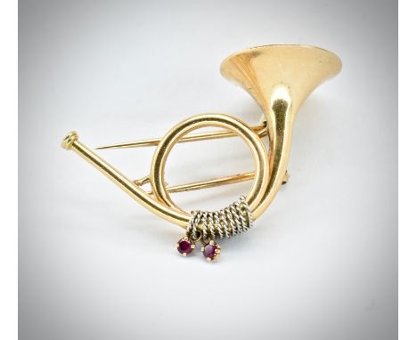 A French 18ct platinum and ruby Mellerio Paris brooch pin. The brooch in the form of a hunting horn having&nbsp; platinum cha