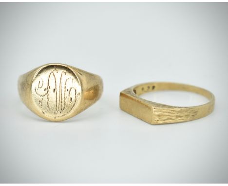 A 9ct gold London hallmarked ring with plain rectangular front and bark effect sides leading to a tapering shank. Hallmarked 