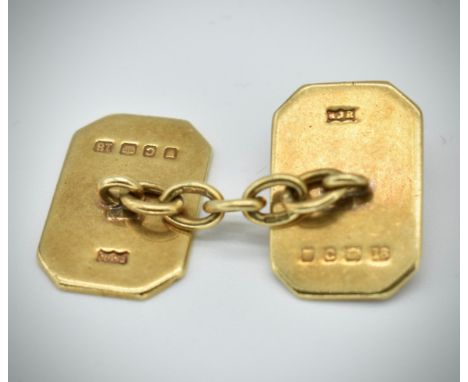 A pair of gentleman's 18ct gold London hallmarked cuff links. The cufflinks with engine turned decoration united by chains. L