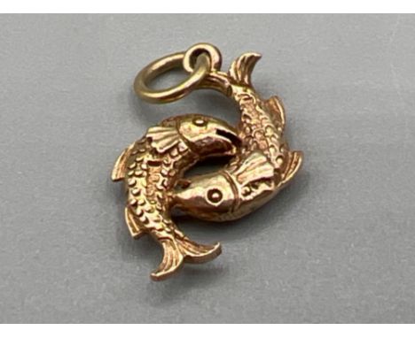 Vintage 9ct gold Pisces charm. 1.6g