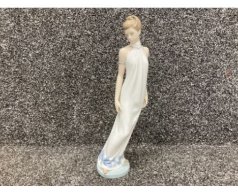 Nao by Lladro Elegance figure 1205