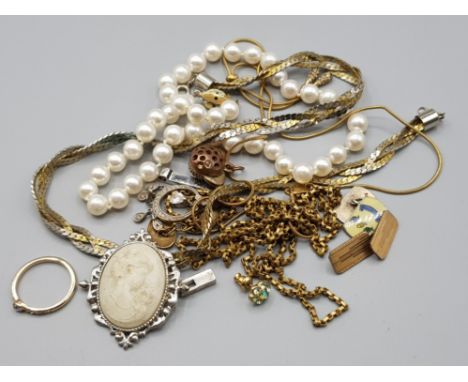 Bag of miscellneous vintage costume jewellery