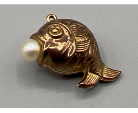 Vintage 9ct gold and Pearl fish pendant/charm. 2g