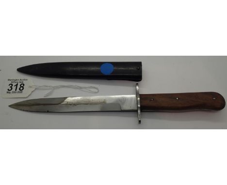 Wooden handled knife in metal scabbard, L: 29 cm, blade L: 18 cm. P&amp;P Group 2 (£18+VAT for the first lot and £2+VAT for s