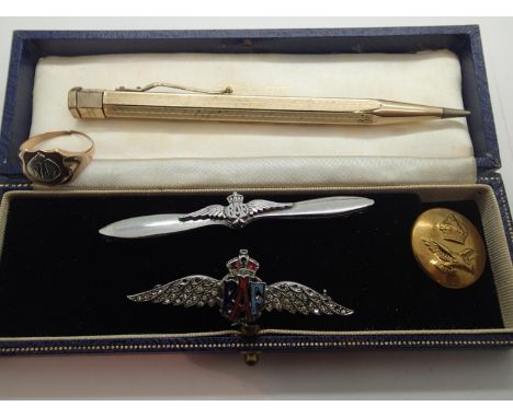 Garrard DeHavilland box containing rolled gold pencil, two RAF badges and a 9ct gold and silver RAF signet ring. P&amp;P Grou