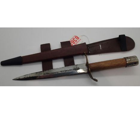 Wooden handled hunting knife and leather scabbard L: 28 cm, blade L: 17 cm. P&amp;P Group 2 (£18+VAT for the first lot and £2