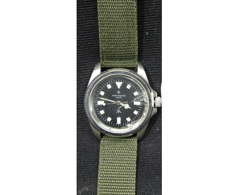 Military style automatic wristwatch in working order with broken glass. P&amp;P Group 1 (£14+VAT for the first lot and £1+VAT