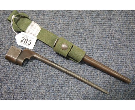 Lee Enfield no. 4 Mk 2 pig sticker rifle bayonet with scabbard and frog, L: 25 cm. P&amp;P Group 2 (£18+VAT for the first lot