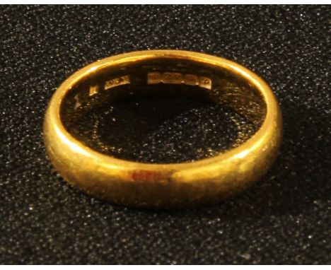 A 22ct gold gentleman's wedding band, ring size R, 7.7g 