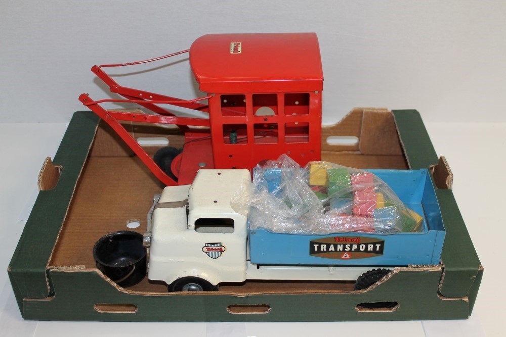 Tri-ang tinplate crane and transport lorry, with wooden blocks