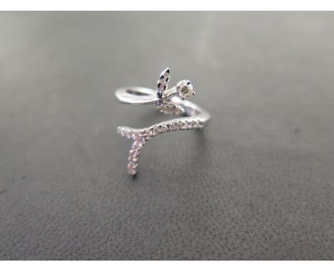 A diamond foliate crossover style ring - Stamped 750 - Ring size P 1/2 - Weight approx 5.8gms
Condition Report: Good - With l