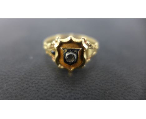 An 18ct memorial ring - Size R - Weight approx. 4.1 gms 