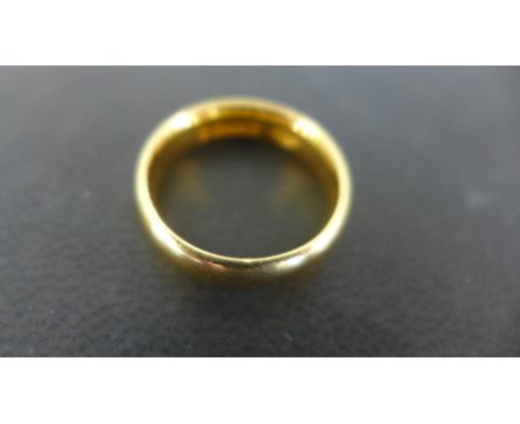 A 22ct yellow gold wedding band size K - approx weight 7 grams - good condition