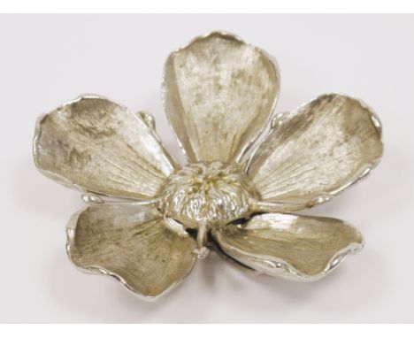 In the manner of Gucci, mid century white metal ashtray in the form of a flower with five detachable petal ashtrays, 14cm dia