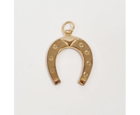 9ct yellow golf pendant in the form of a horseshoe, 1.5cm long, approximate weight 0.6 grams