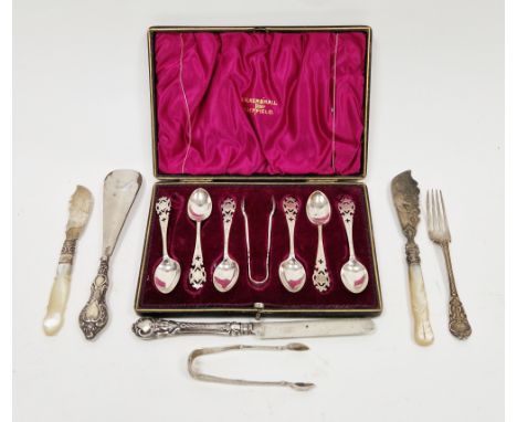 Edward VII cased six teaspoon and sugar tongs set, Sheffield 1902, Walker &amp; Hall, with pierced and engraved handles, fitt