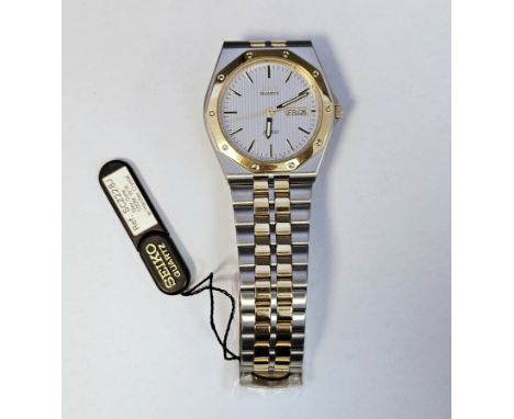 Gent's Seiko stainless steel and gilt metal wristwatch&nbsp;having baton numerals, calendar aperture, quartz movement&nbsp;