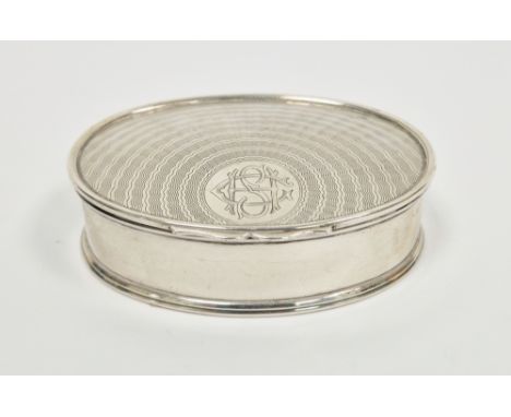 George V silver oval engine-turned snuff-box, hallmarked Chester, 1919, makers' marks for Stokes &amp; Ireland Ltd, the cover